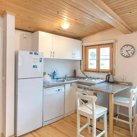 Stylish In Center Apartment
